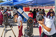 Estudiantes observando a través de un telescopio solar durante Viaje al Universo 2024