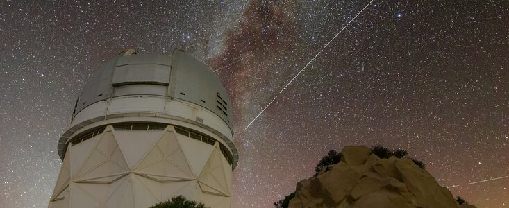 Huellas en el cielo dejadas por BlueWalker 3 sobre el Observatorio Nacional de Kitt Peak