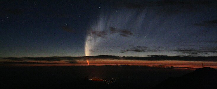 Comet McNaught in the twilight sky