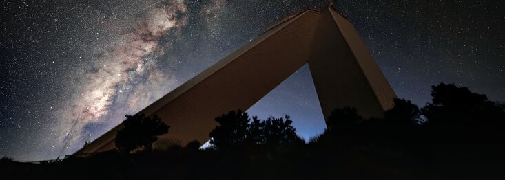 Telescopio Solar McMath Pierce con la Vía Láctea