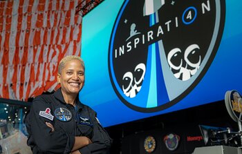 Embajadora de ACEAP se convierte en la primera mujer Afro-Americana en pilotar una nave espacial