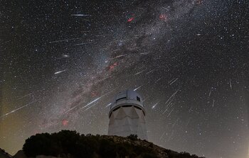 Una lluvia de estrellas sobre el Observatorio Nacional de Kitt Peak