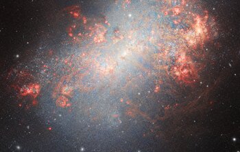 Telescopio de Gemini Norte celebra nuevo aniversario con el confeti cósmico de una devoradora galáctica