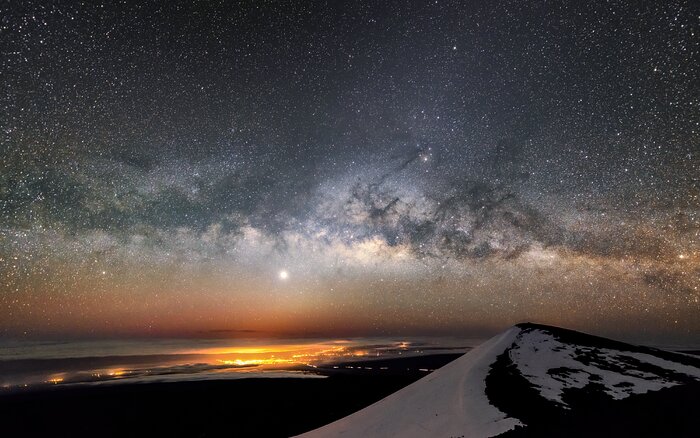 The Milky Way and Jupiter over Maunakea