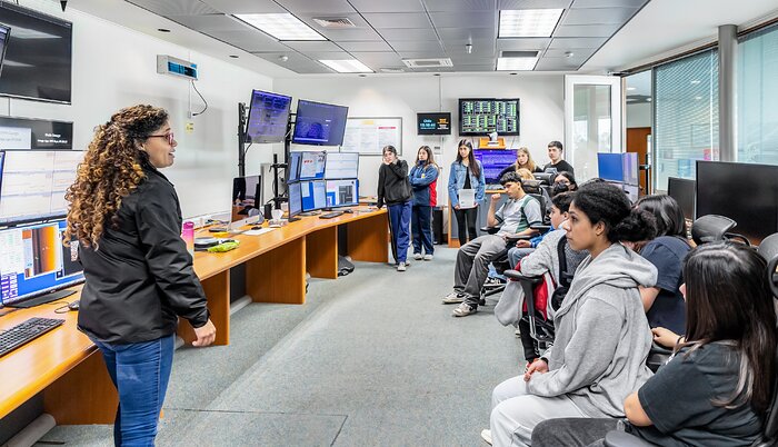 Fernanda Urrutia talks to students in the AURA Recinto Control Room