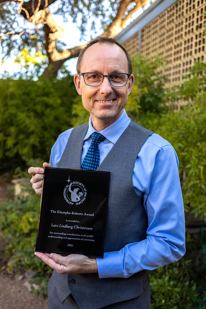 Lars Lindberg Christensen with the Klumpke-Roberts Award