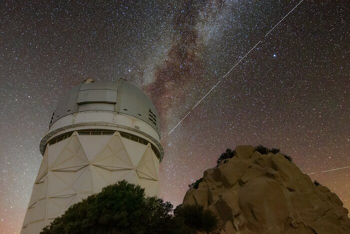 Huellas en el cielo dejadas por BlueWalker 3 sobre el Observatorio Nacional de Kitt Peak