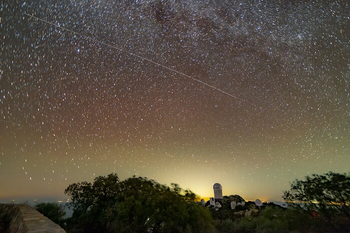 Huellas en el cielo dejadas por BlueWalker 3 sobre el Observatorio Nacional de Kitt Peak