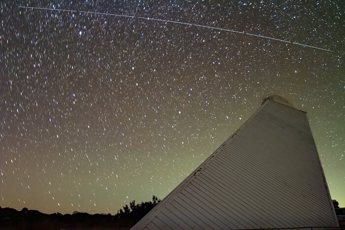 Estelas dejadas por BlueWalker 3 sobre el Telescopio Solar McMath-Pierce en el Observatorio Nacional de  Kitt Peak, un Programa de NOIRLab de NSF.