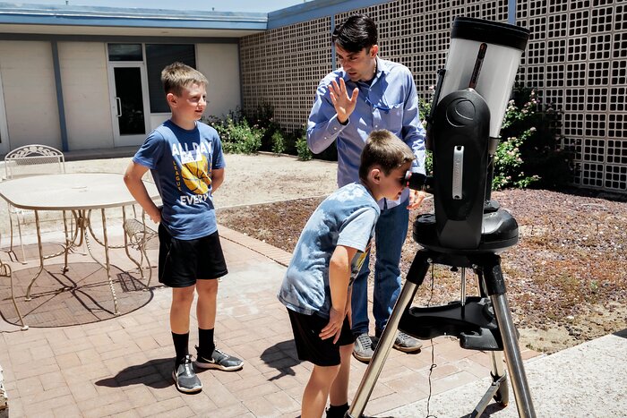 Telescopios en el patio de la sede de NOIRLab