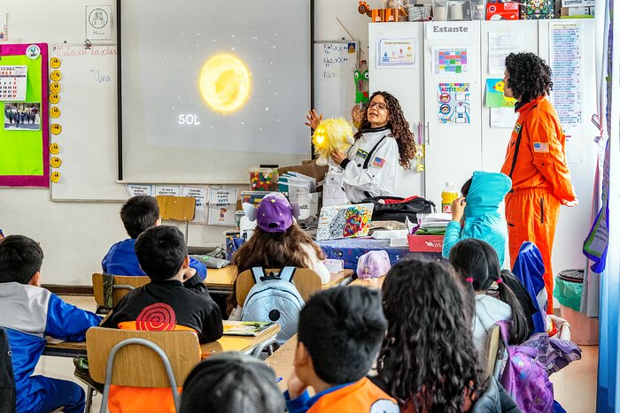 Students taking part in a presentation during Viaje al Universo 2023