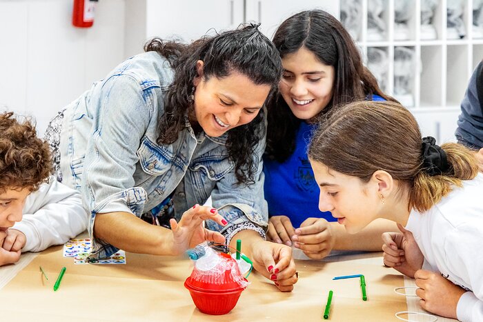 Students being guided in the construction of a robot during Viaje al Universo 2023