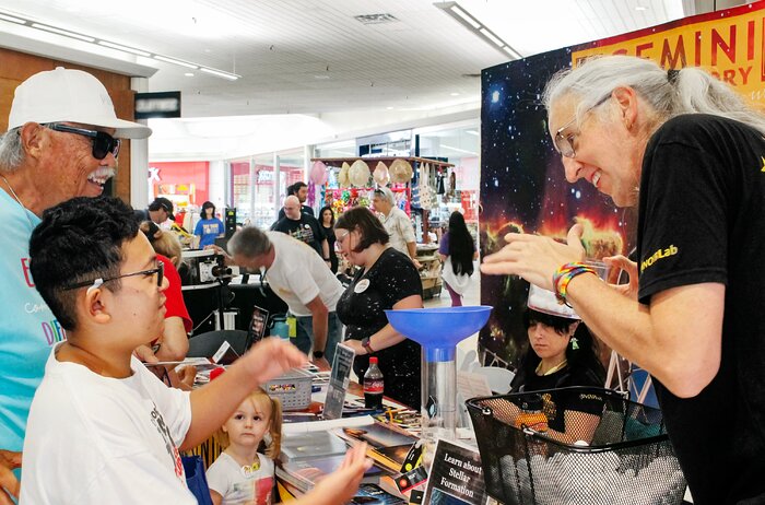 Gemini Staff Teach ʻOhana about Stellar Formation