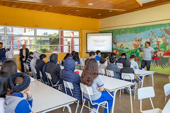 Estudiantes participan en una charla durante Viaje al Universo 2024