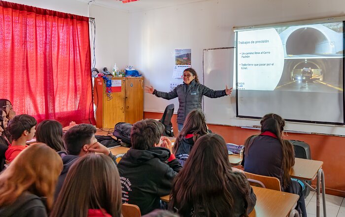 Students taking part in a presentation during Viaje al Universo 2024