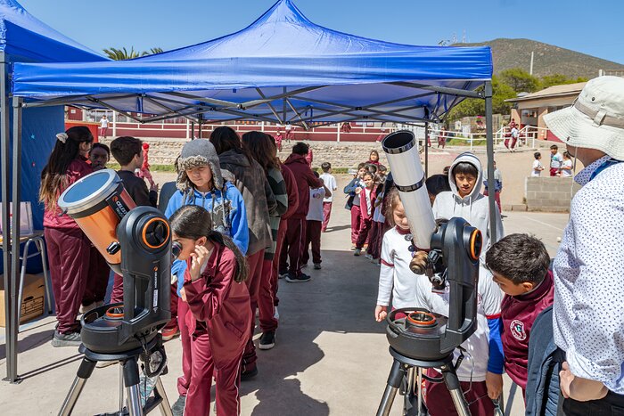 Estudiantes observando a través de un telescopio solar durante Viaje al Universo 2024