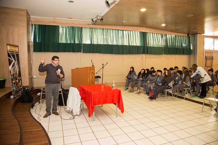 Gemini staff visits a high school during Viaje