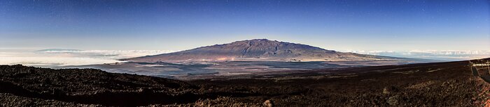 Maunakea a la luz de la luna